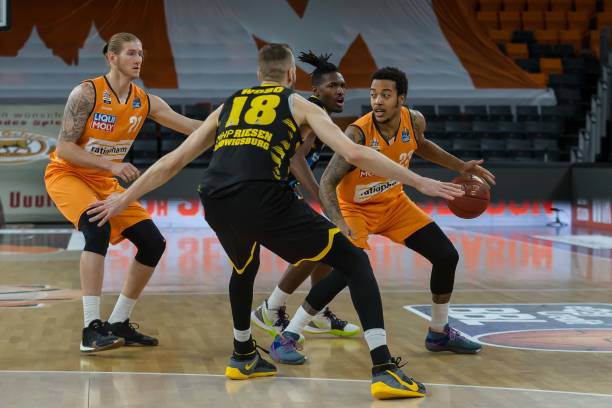 足坛一夜动态：巴西官宣主帅下课！曼联8人大清洗 名记辟谣梅罗同队