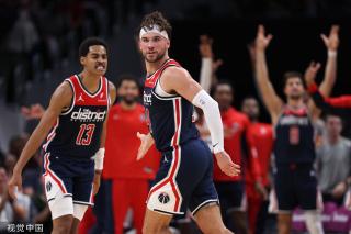 恐怖库！52分10板8助5抢断！勇士直冲第五！.