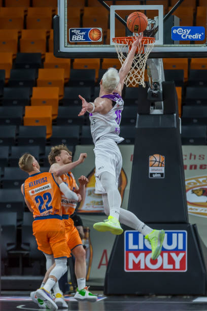 男子钓鱼时突然出现一条“怪鱼”，嘴巴一张一合，最后收杆不钓了