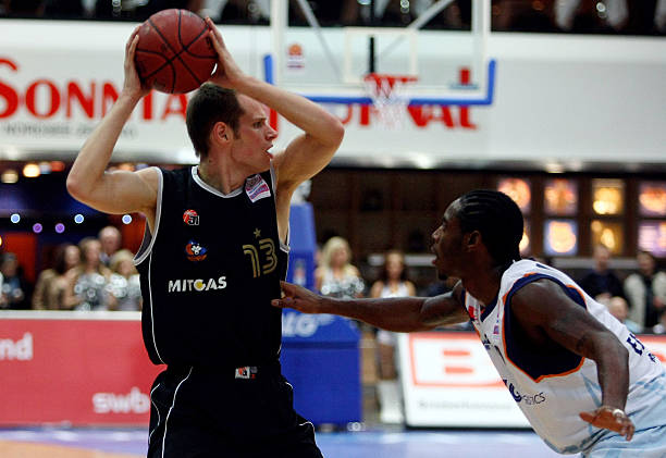 三连冠功勋退役，伊涅斯塔获赠西班牙队131场纪念球衣